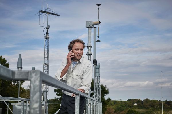 Antennenbühne Wien mit Mitarbeiter